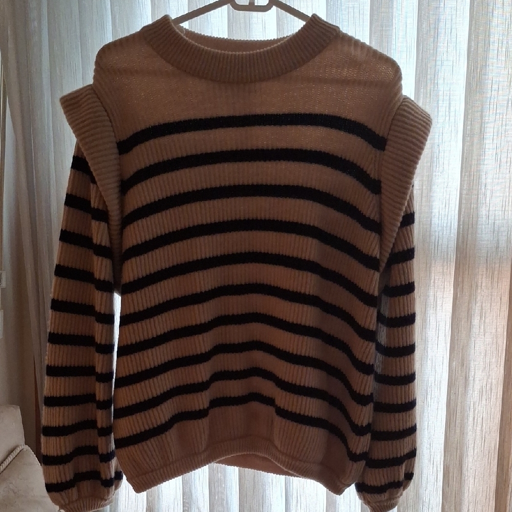 Rosae Paris Black and Tan Crew Neck Sweater